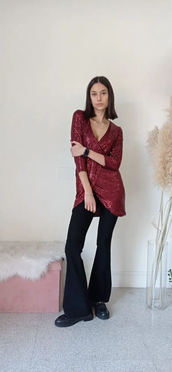 Blusa Lunga in Paillettes con Scollo a V - Stile Audace e Versatile