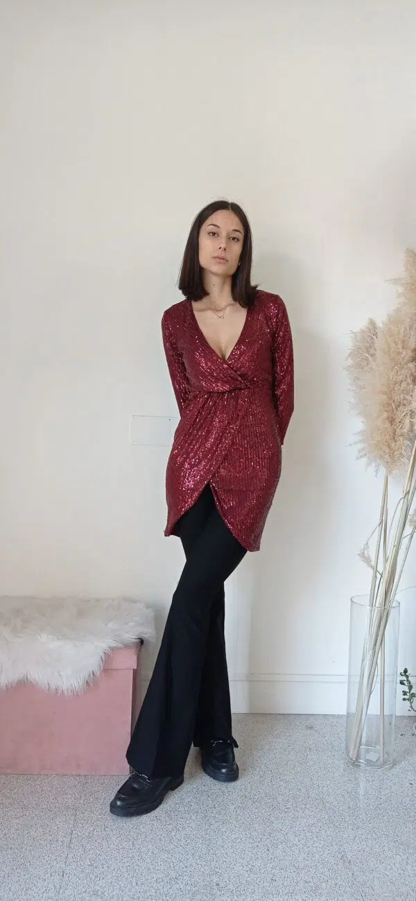 Blusa Lunga in Paillettes con Scollo a V - Stile Audace e Versatile