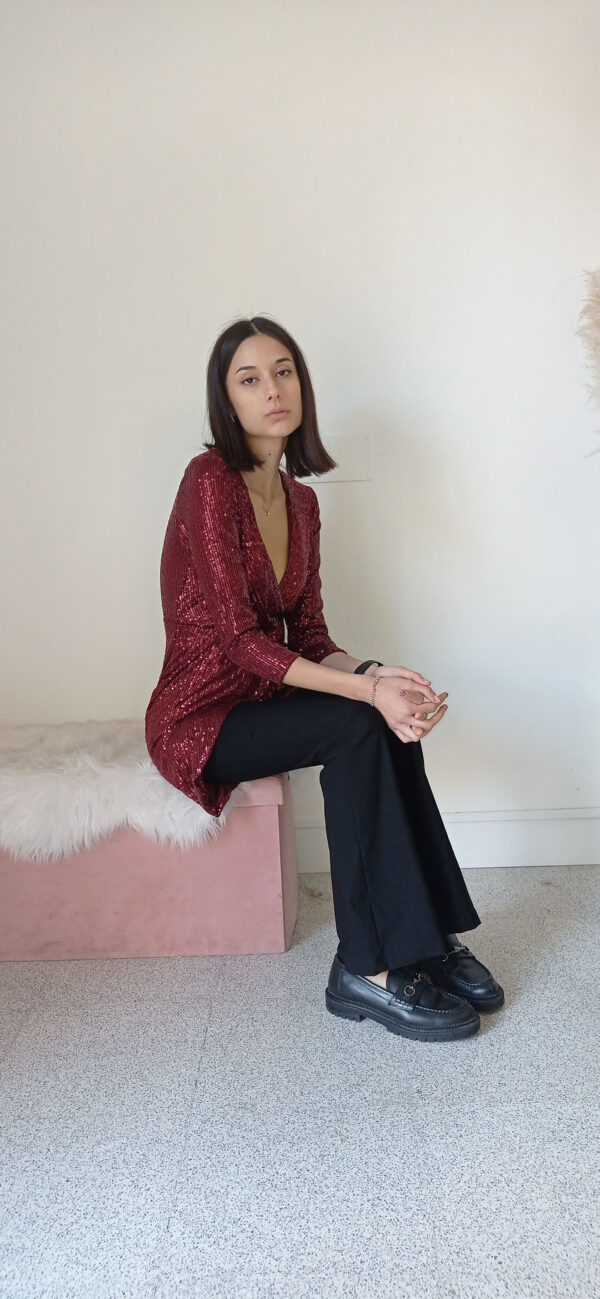 Blusa Lunga in Paillettes con Scollo a V - Stile Audace e Versatile