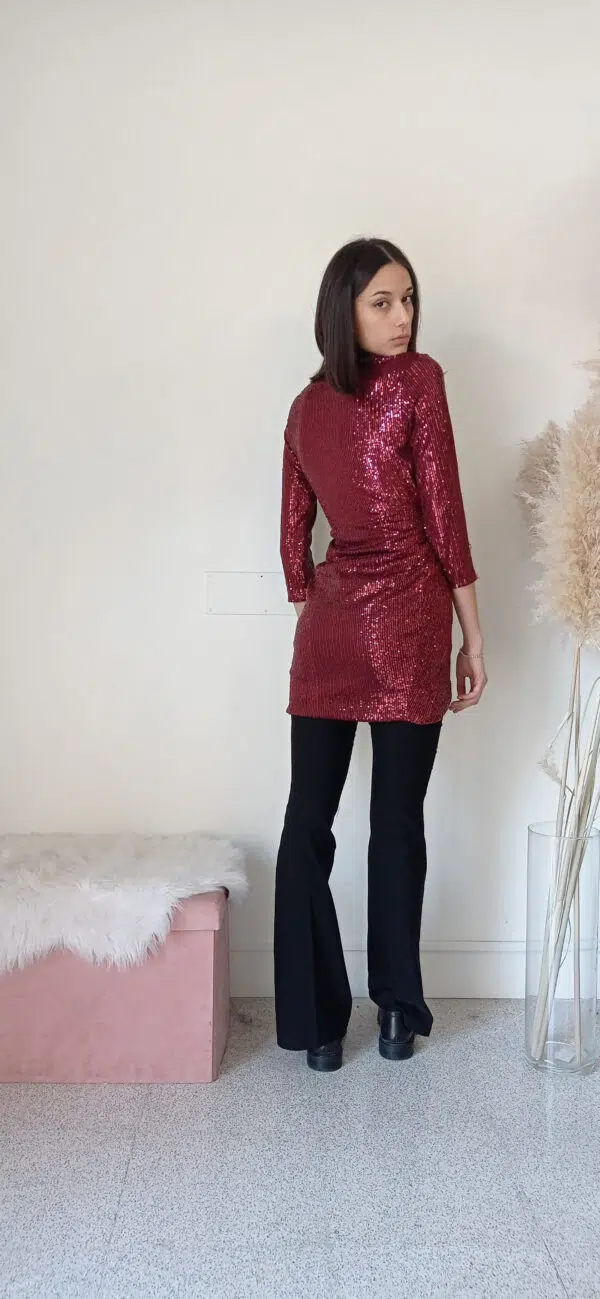 Blusa Lunga in Paillettes con Scollo a V - Stile Audace e Versatile