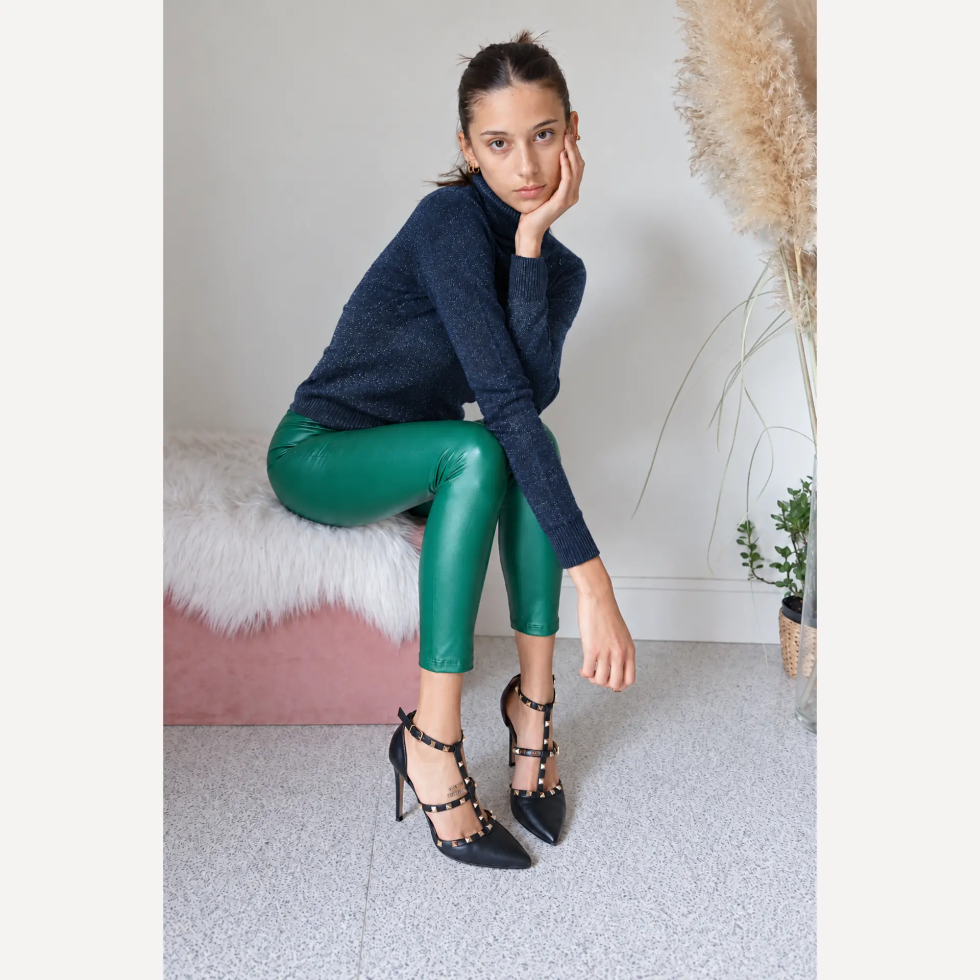 dolcevita-donna-lurex-blu-navy-posa-seduta