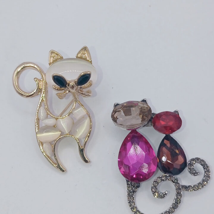 Spilla Gatto Chic - Scegli tra Modello Singolo o Coppia di Gatti in Vari Colori"