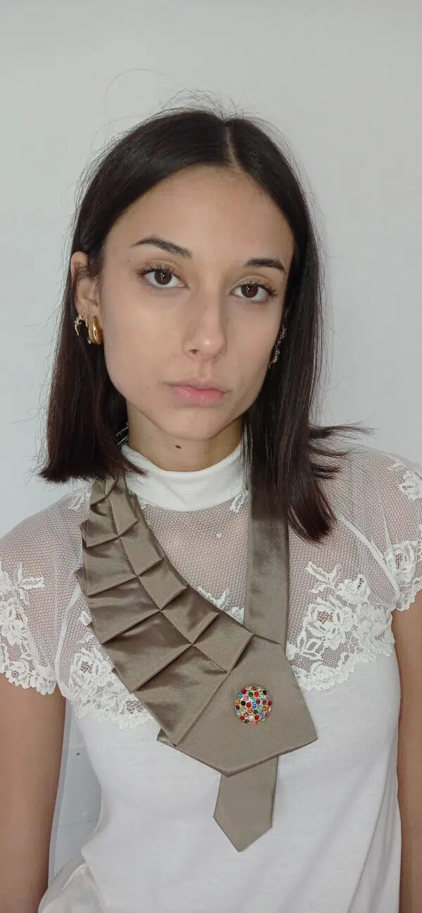 Collana Innovativa da Cravatta e Bottone Gioiello - Accessorio Unico per Look Caratteristici