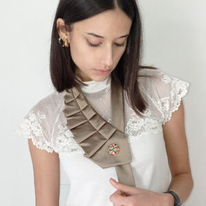 Collana Innovativa da Cravatta e Bottone Gioiello - Accessorio Unico per Look Caratteristici