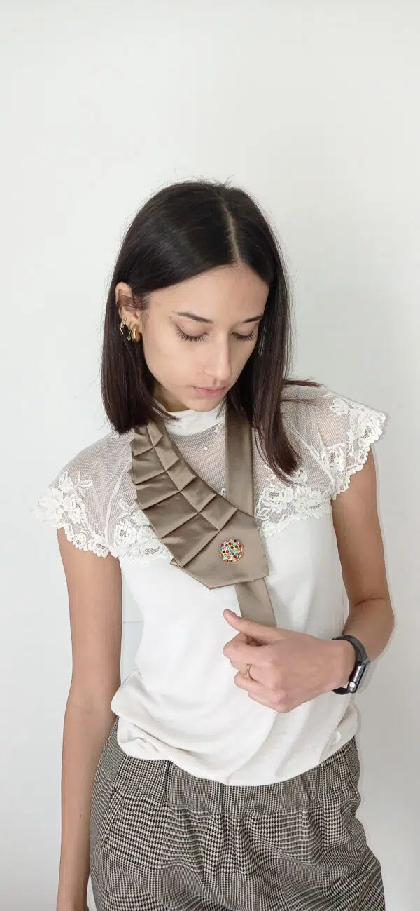 Collana Innovativa da Cravatta e Bottone Gioiello - Accessorio Unico per Look Caratteristici