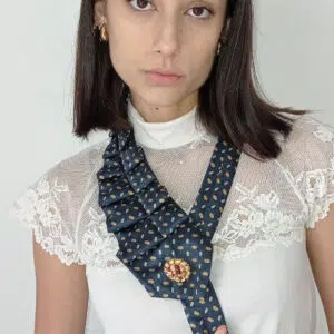Collana Innovativa da Cravatta e Bottone Gioiello - Accessorio Unico per Look Caratteristici grigio