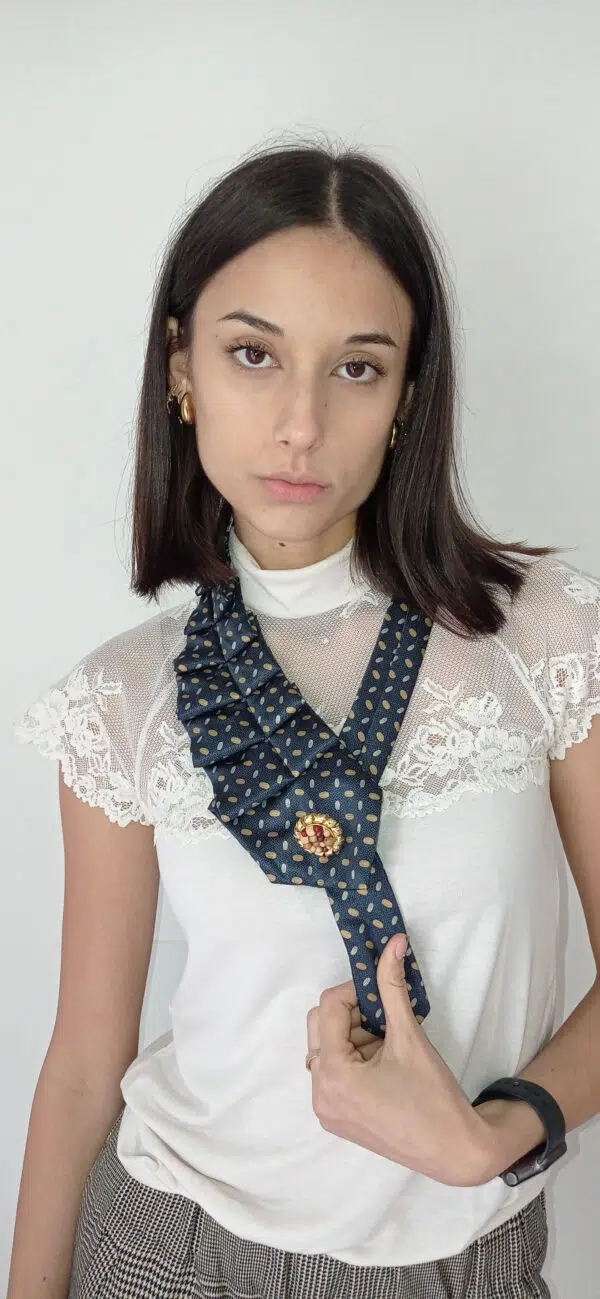 Collana Innovativa da Cravatta e Bottone Gioiello - Accessorio Unico per Look Caratteristici grigio