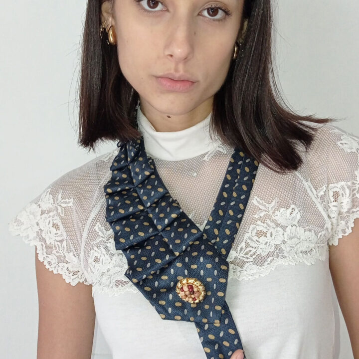 Collana Innovativa da Cravatta e Bottone Gioiello - Accessorio Unico per Look Caratteristici grigio
