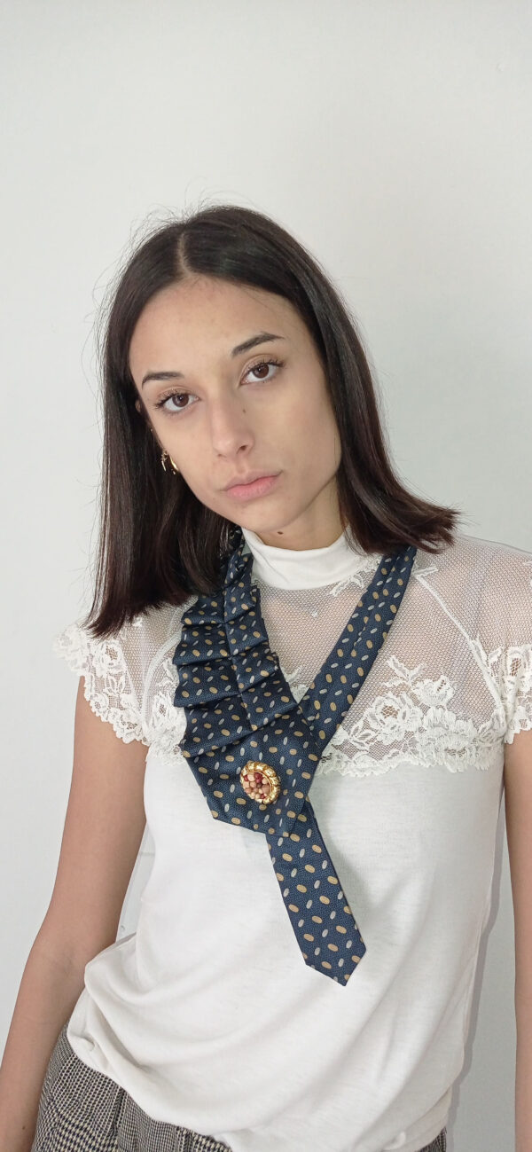 Collana Innovativa da Cravatta e Bottone Gioiello - Accessorio Unico per Look Caratteristici grigio