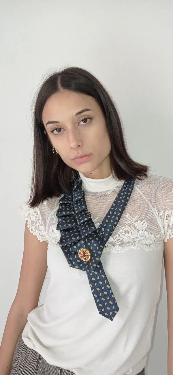 Collana Innovativa da Cravatta e Bottone Gioiello - Accessorio Unico per Look Caratteristici grigio
