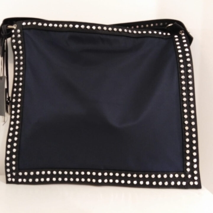 Borsa nera e blu con borchie Via Roma