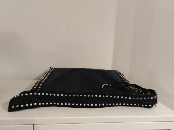 Borsa nera e blu con borchie Via Roma