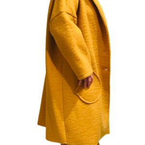 Cappotto giallo bouclè modello over