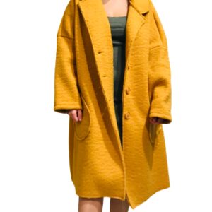 Cappotto giallo bouclè modello over