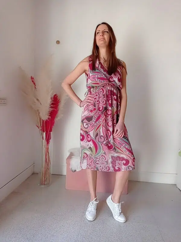 Abito Estivo con Fantasia Elegante e Scollatura a V - Disponibile in Tutte le Taglie