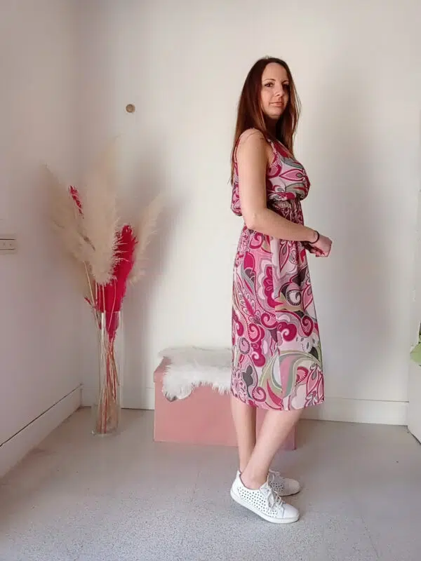 Abito Estivo con Fantasia Elegante e Scollatura a V - Disponibile in Tutte le Taglie
