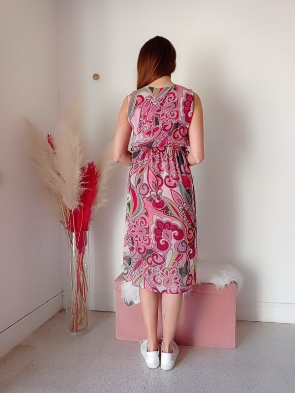 Abito Estivo con Fantasia Elegante e Scollatura a V - Disponibile in Tutte le Taglie
