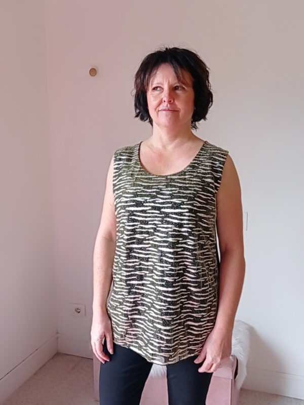 Top Curvy con Tulle Laminato Nero e Oro: Eleganza e Stile per ogni forma