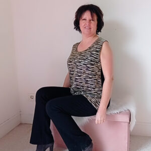 Top Curvy con Tulle Laminato Nero e Oro: Eleganza e Stile per ogni forma