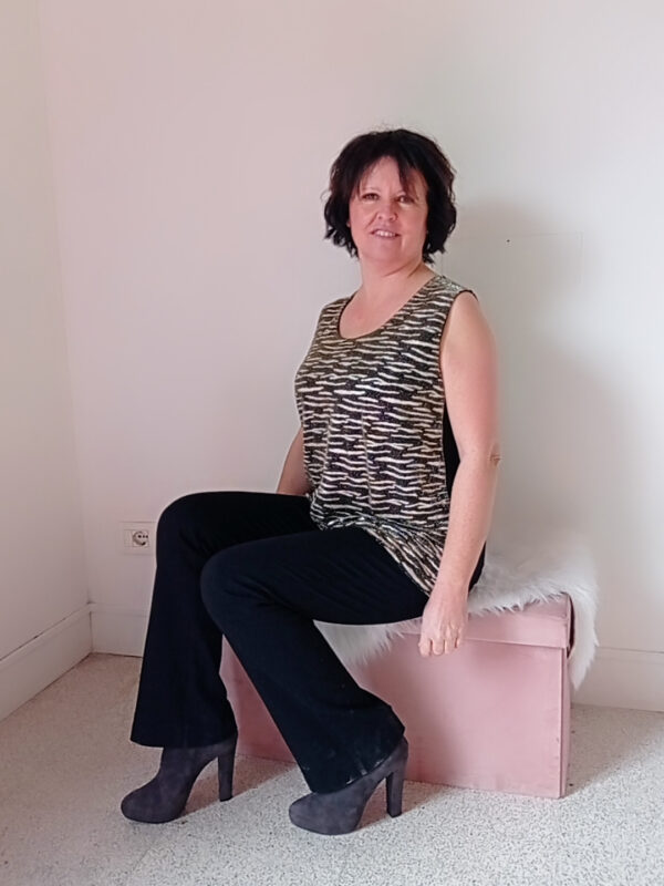 Top Curvy con Tulle Laminato Nero e Oro: Eleganza e Stile per ogni forma