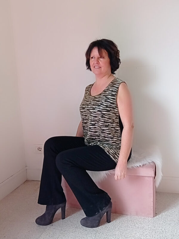Top Curvy con Tulle Laminato Nero e Oro: Eleganza e Stile per ogni forma