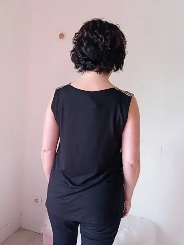 Top Curvy con Tulle Laminato Nero e Oro: Eleganza e Stile per ogni forma