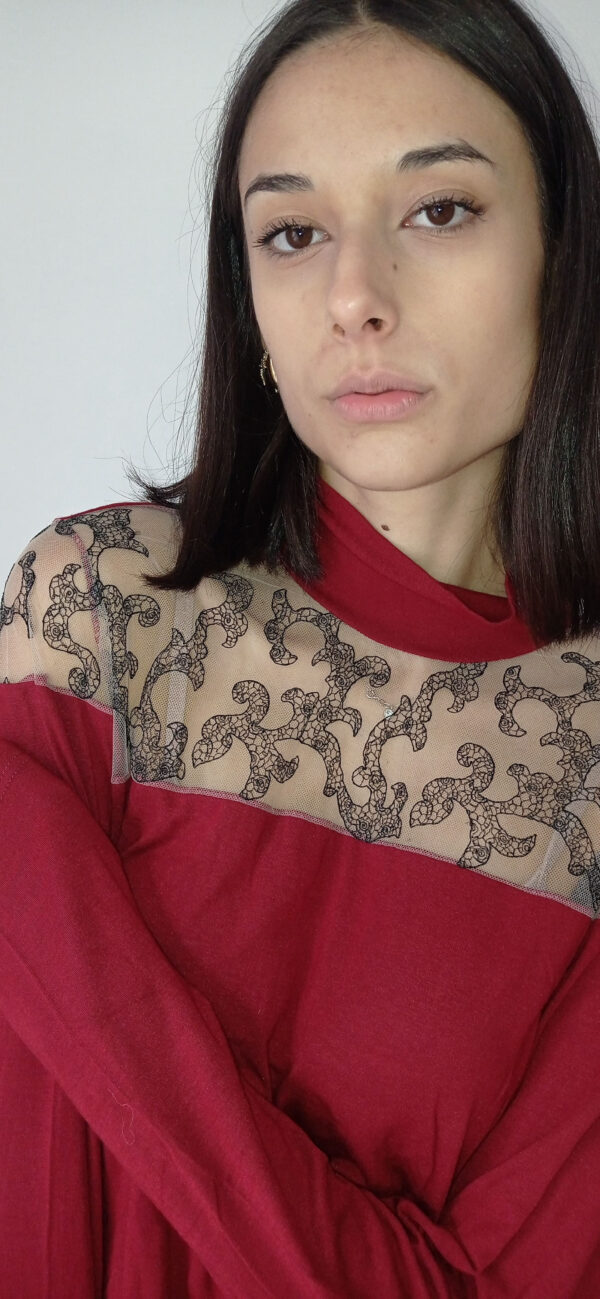 Maglia Rossa con Mezzo Collo e Decolleté in Tulle Ricamato - Eleganza e Seduzione