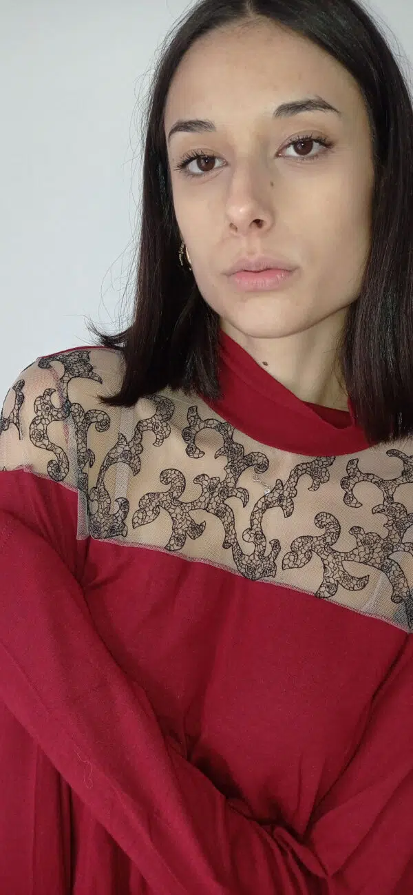 Maglia Rossa con Mezzo Collo e Decolleté in Tulle Ricamato - Eleganza e Seduzione