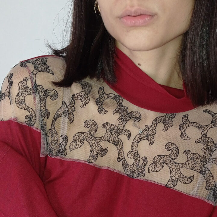 Maglia Rossa con Mezzo Collo e Decolleté in Tulle Ricamato - Eleganza e Seduzione