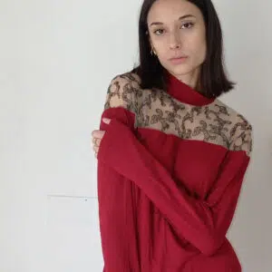 Maglia Rossa con Mezzo Collo e Decolleté in Tulle Ricamato - Eleganza e Seduzione