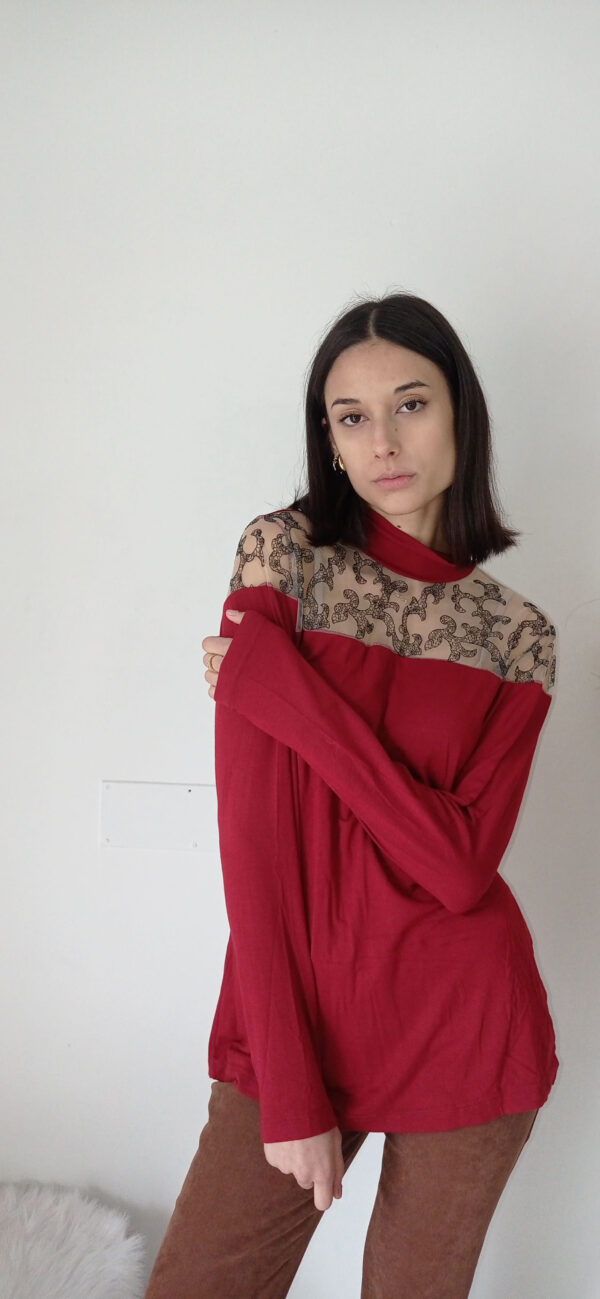 Maglia Rossa con Mezzo Collo e Decolleté in Tulle Ricamato - Eleganza e Seduzione