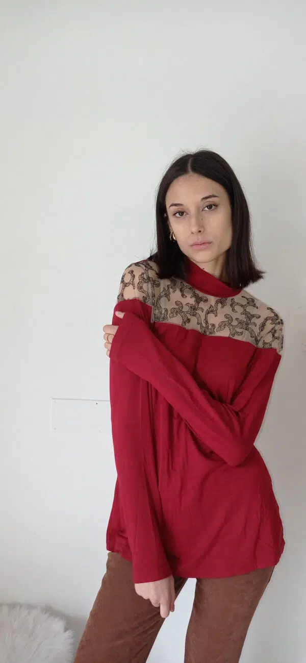 Maglia Rossa con Mezzo Collo e Decolleté in Tulle Ricamato - Eleganza e Seduzione