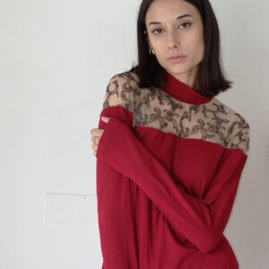 Maglia Rossa con Mezzo Collo e Decolleté in Tulle Ricamato - Eleganza e Seduzione