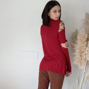 Maglia Rossa con Mezzo Collo e Decolleté in Tulle Ricamato - Eleganza e Seduzione