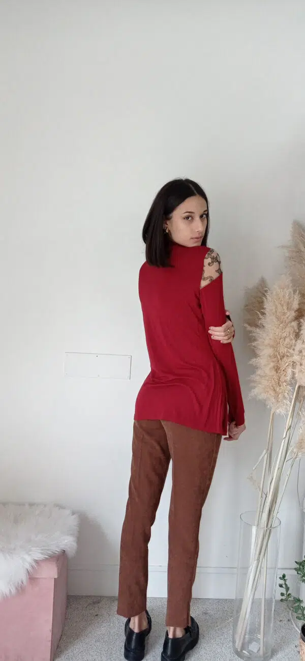 Maglia Rossa con Mezzo Collo e Decolleté in Tulle Ricamato - Eleganza e Seduzione