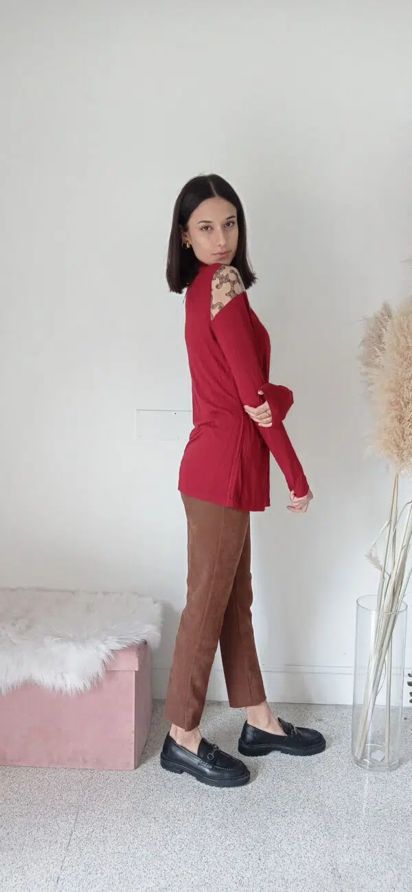 Maglia Rossa con Mezzo Collo e Decolleté in Tulle Ricamato - Eleganza e Seduzione
