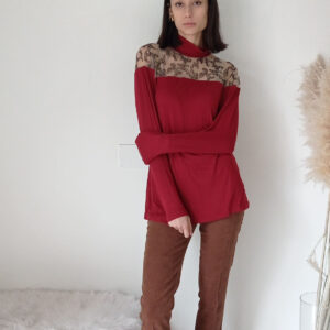 Maglia Rossa con Mezzo Collo e Decolleté in Tulle Ricamato - Eleganza e Seduzione
