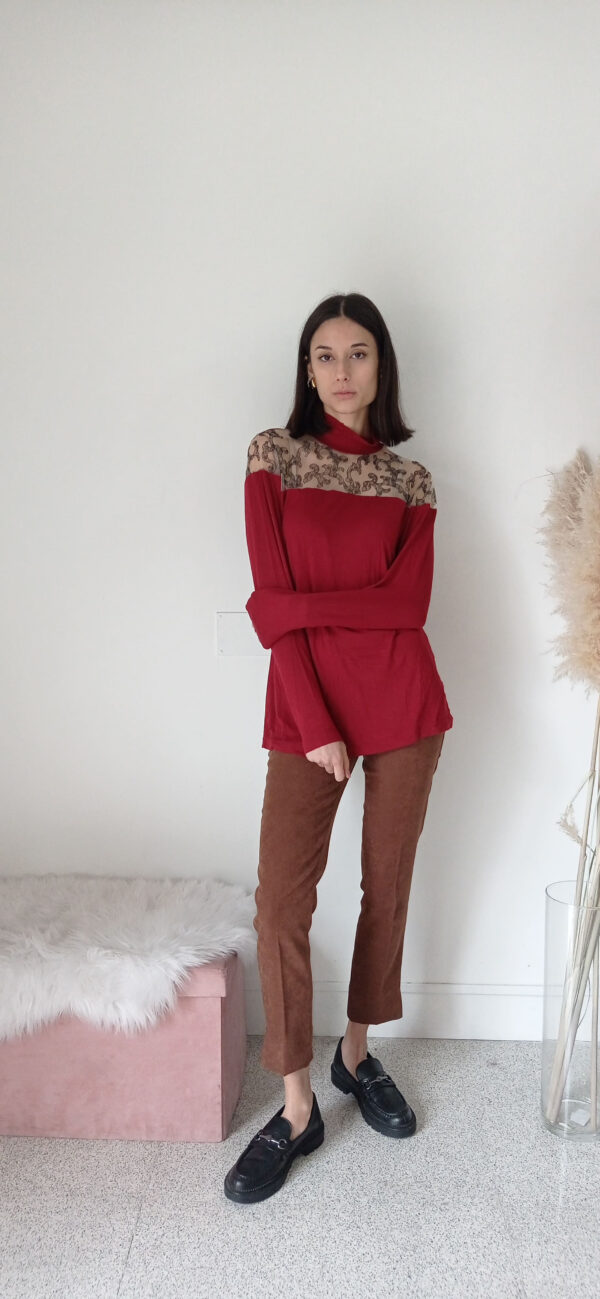 Maglia Rossa con Mezzo Collo e Decolleté in Tulle Ricamato - Eleganza e Seduzione