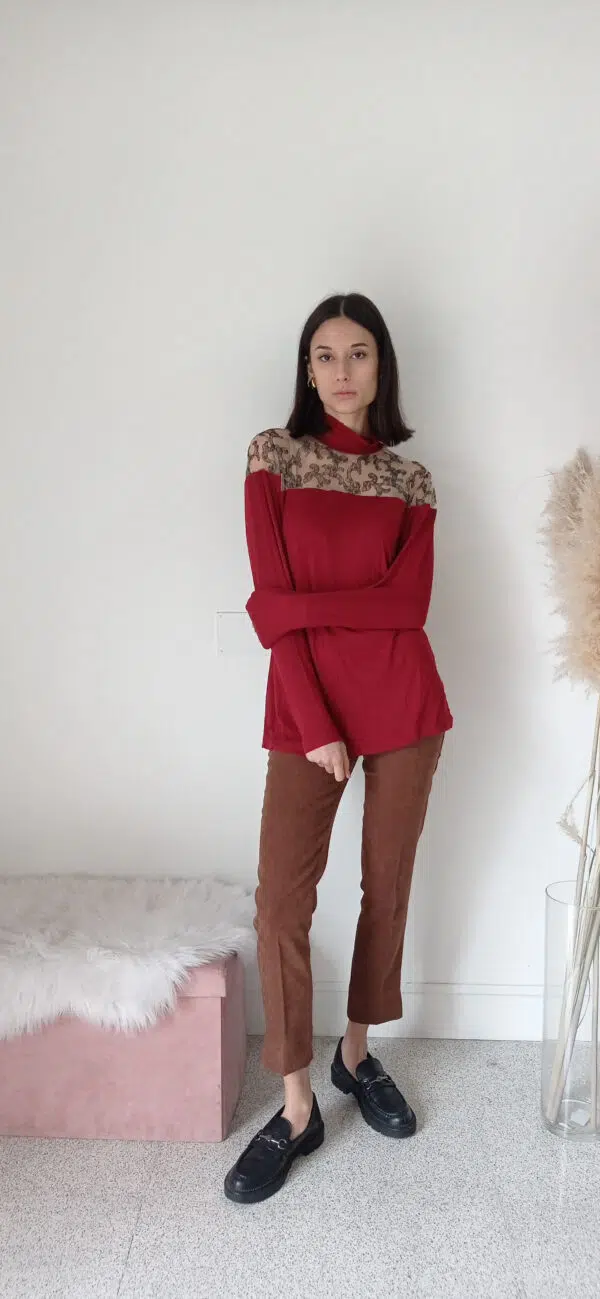 Maglia Rossa con Mezzo Collo e Decolleté in Tulle Ricamato - Eleganza e Seduzione