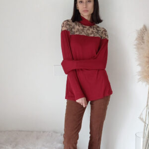 Maglia Rossa con Mezzo Collo e Decolleté in Tulle Ricamato - Eleganza e Seduzione