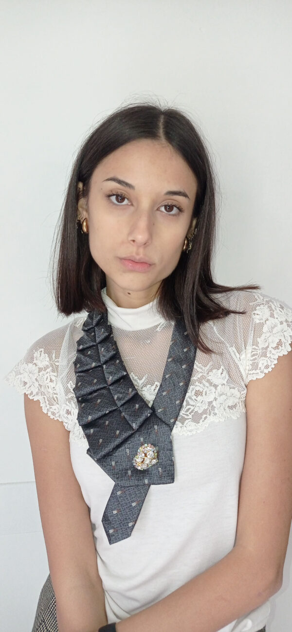 Collana Innovativa da Cravatta e Bottone Gioiello - Accessorio Unico per Look Caratteristici Art. Gio