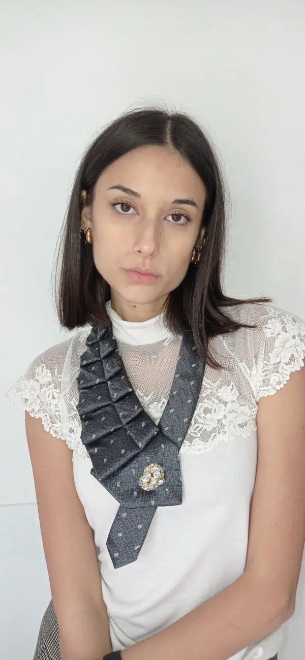 Collana Innovativa da Cravatta e Bottone Gioiello - Accessorio Unico per Look Caratteristici Art. Gio