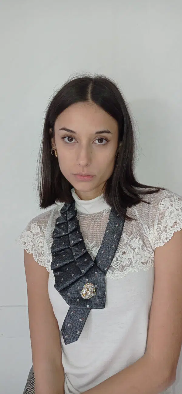 Collana Innovativa da Cravatta e Bottone Gioiello - Accessorio Unico per Look Caratteristici Art. Gio