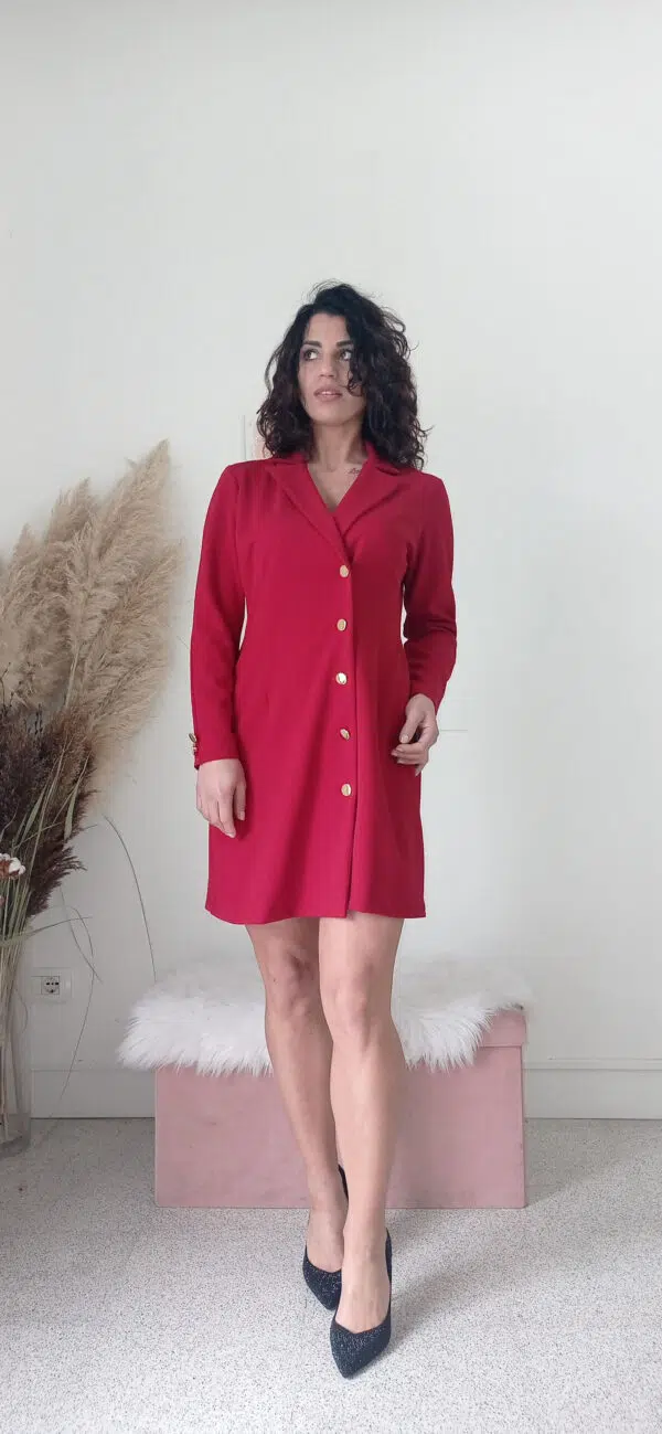 Abito Chemisier Rosso Passione: Un Tocco di Eleganza per Ogni Occasione