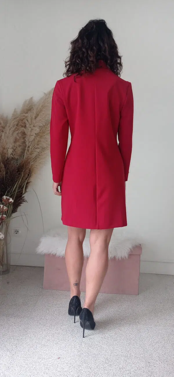 Abito Chemisier Rosso Passione: Un Tocco di Eleganza per Ogni Occasione