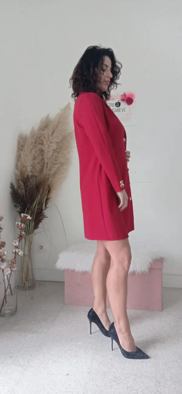 Abito Chemisier Rosso Passione: Un Tocco di Eleganza per Ogni Occasione