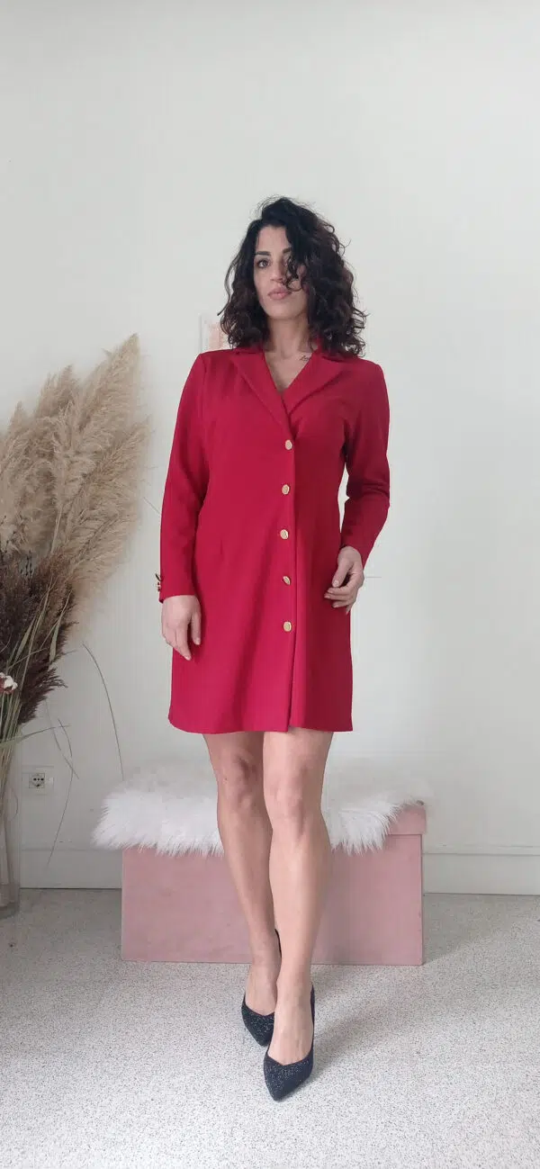 Abito Chemisier Rosso Passione: Un Tocco di Eleganza per Ogni Occasione