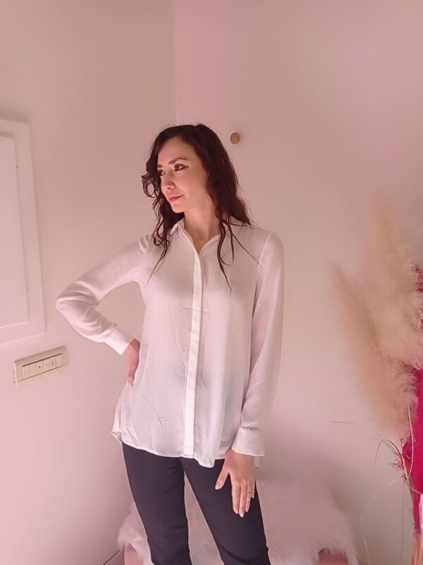 Camicia Bianca Elegante s.Oliver: Versatilità e Stile per Ogni Occasione