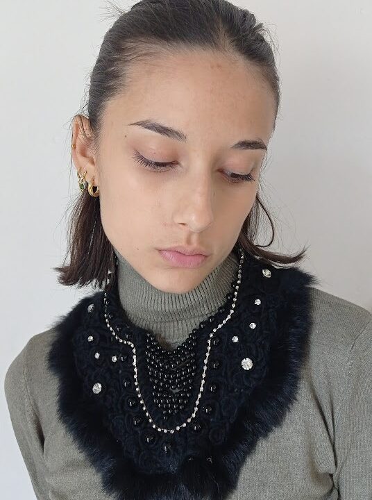 Collana Statement con Perle Nere Sintetiche e Strass - Eleganza e Luminosità