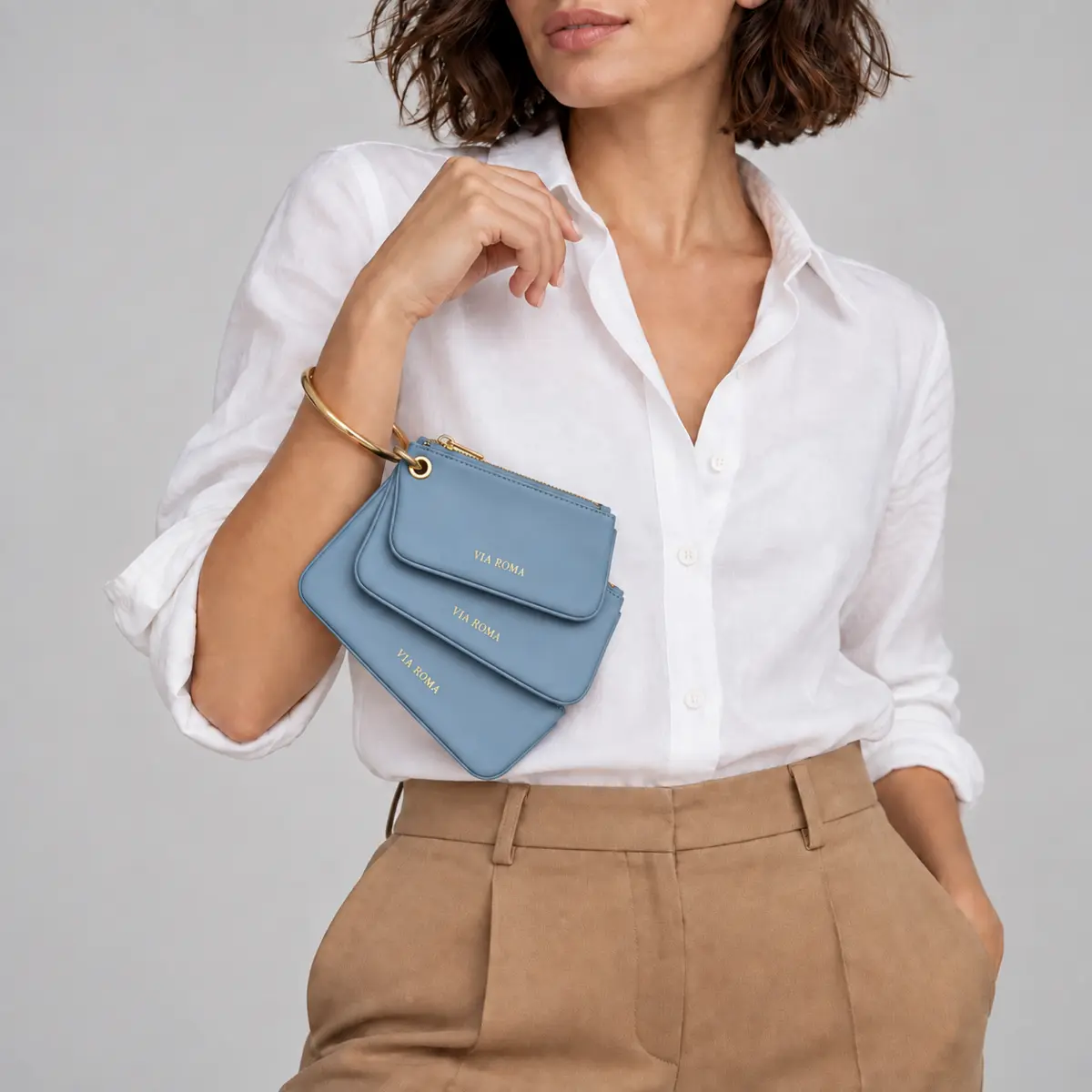 borsa-donna-blu-carta-zucchero-indossata-al-polso